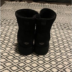 Women’s Ugg boots black great condition.